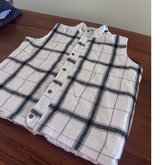 Women's Sherpa Lined Plaid Vest Cozy Checkered Button Front Fleece Layer Medium - Picture 2 of 8